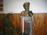 Nvadnk emlkszobra az iskolapletben